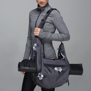 Lululemon resolution hobo bag